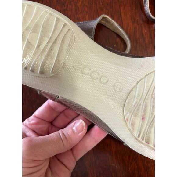 Ecco Flash T-Strap Sandal 10/10.5 EU 41 Metallic Leather Lightweight Comfort - Picture 7 of 10